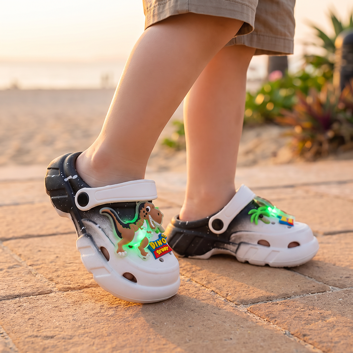 Zoccoli LED a forma di dinosauro per bambini – Scarpe estive e da spiaggia luminose e antiscivolo per il giardino e la spiaggia